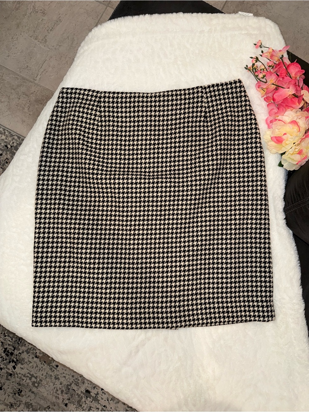 2 x 20$ Casual Corner Houndstooth Pencil Skirt - Black & White Size 14